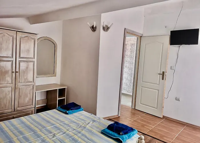 Paunovi Πανσιόν